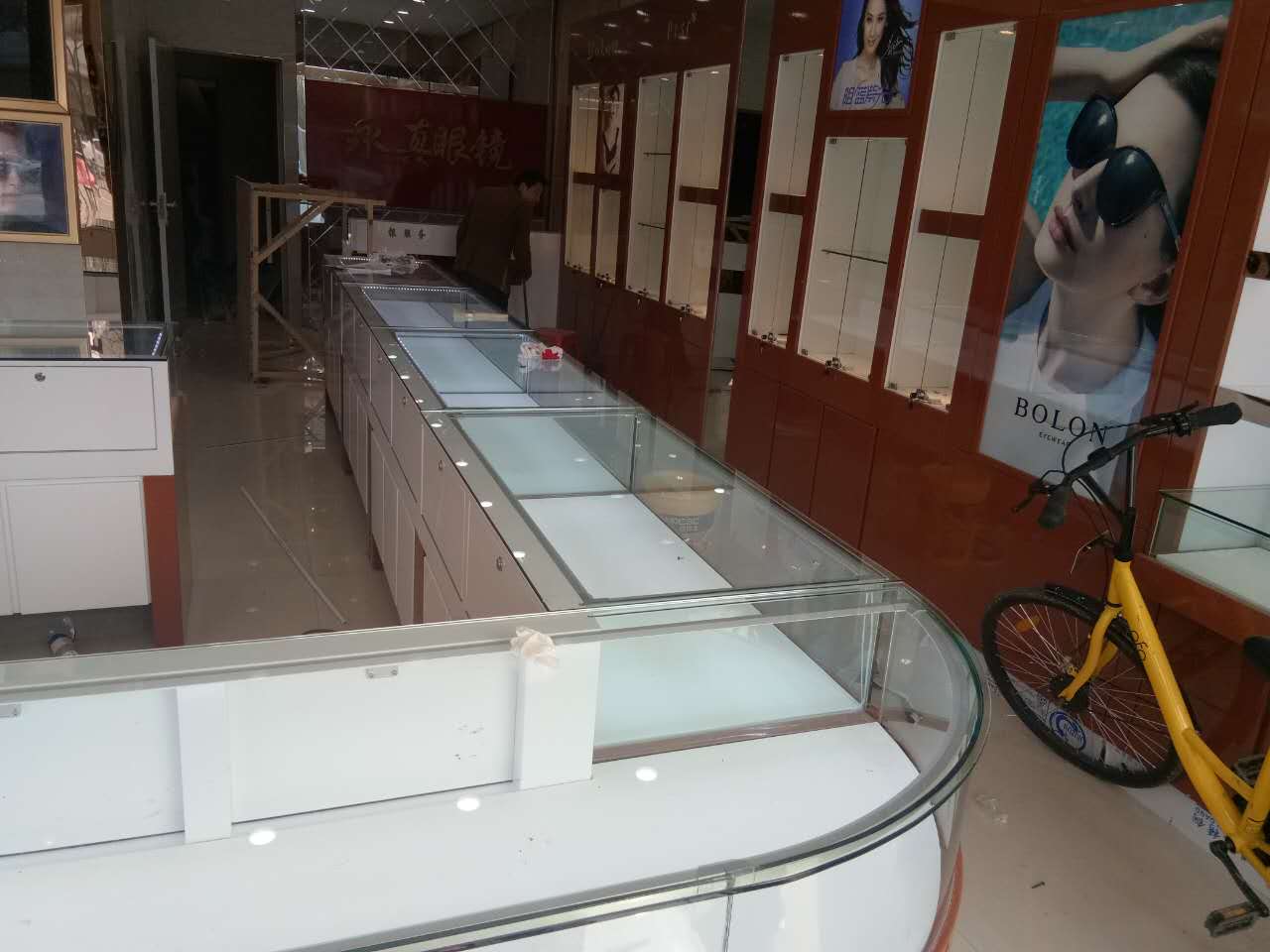 郑州永真眼镜店异形展柜中岛柜
